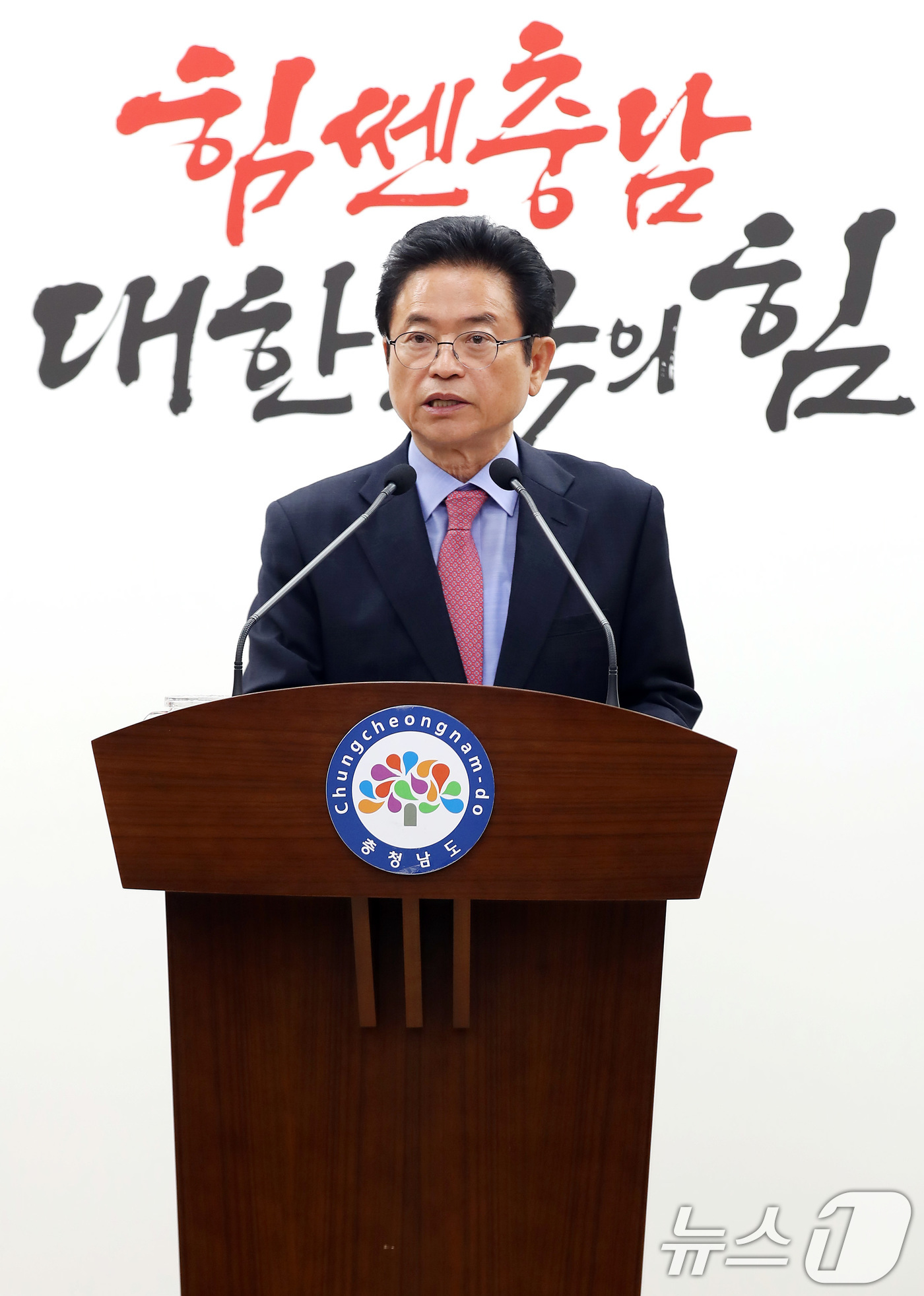 (충남=뉴스1) 공정식 기자 = 국민의힘 대선 경선 후보로 나선 이철우 경북도지사가 15일 오후 충남도청에서 열린 기자간담회에 참석해 발언하고 있다. 2025.4.15/뉴스1