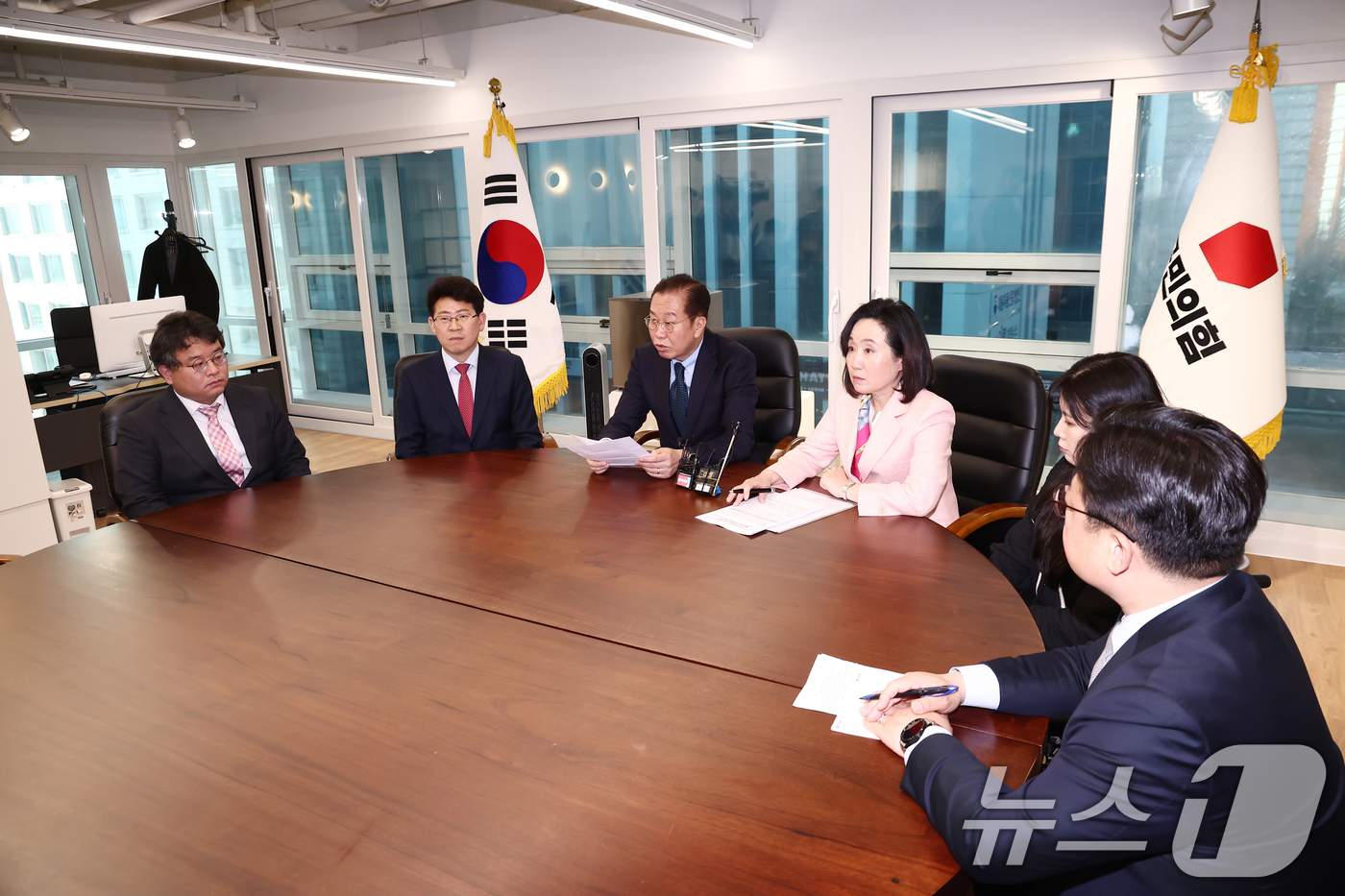 (서울=뉴스1) 김민지 기자 = 권영세 국민의힘 비상대책위원장이 15일 오후 서울 여의도 중앙당사에서 열린 클린경선소위 공정경선 대책회의에서 발언하고 있다. 2025.4.15/뉴스 …