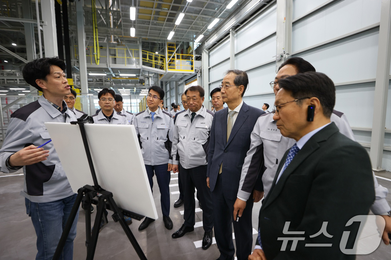 (서울=뉴스1) 임세영 기자 = 한덕수 대통령 권한대행 국무총리가 15일 광주광역시 서구 기아 오토랜드를 방문, 공장 시찰을 하고 있다. (총리실 제공, 재판매 및 DB 금지) 2 …