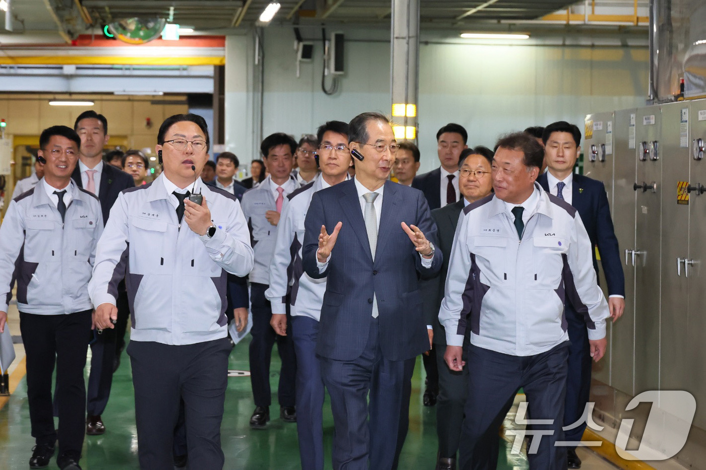 (서울=뉴스1) 임세영 기자 = 한덕수 대통령 권한대행 국무총리가 15일 광주광역시 서구 기아 오토랜드를 방문, 공장 시찰을 하고 있다. (총리실 제공, 재판매 및 DB 금지) 2 …