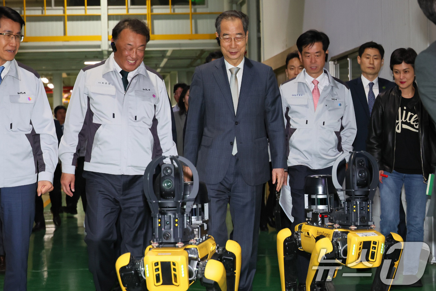 (서울=뉴스1) 임세영 기자 = 한덕수 대통령 권한대행 국무총리가 15일 광주광역시 서구 기아 오토랜드를 방문, 사족보행 로봇 '스팟'을 보고 있다. (총리실 제공, 재판매 및 D …