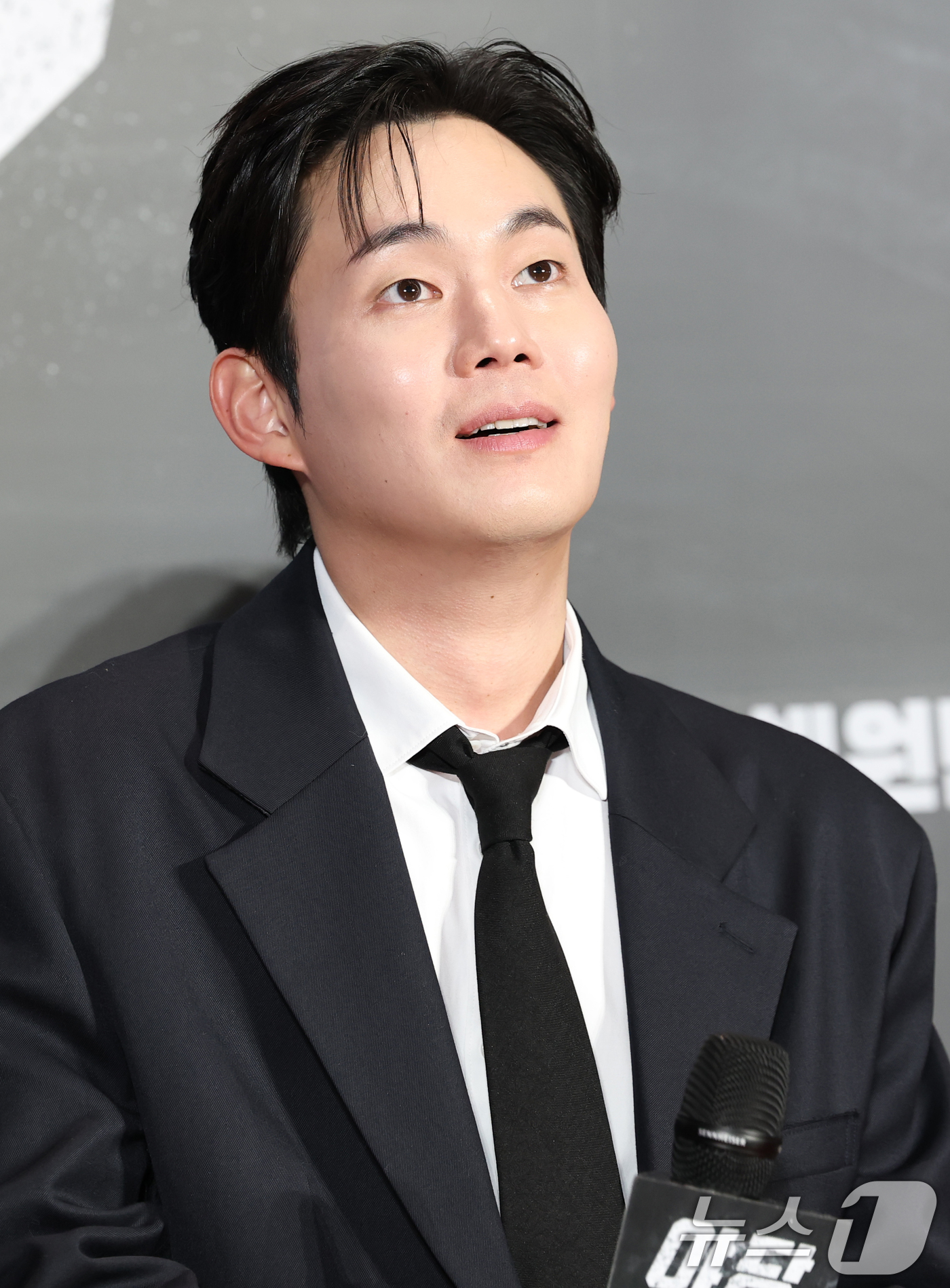 (서울=뉴스1) 권현진 기자 = 배우 류겅수가 15일 서울 강남구 메가박스 코엑스에서 열린 영화 '야당'(감독 황병국) 쇼케이스에 참석해 객석을 바라보고 있다.‘야당’은 대한민국 …
