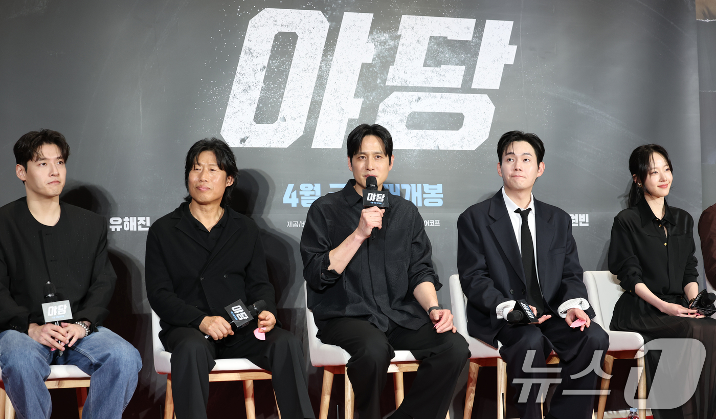 (서울=뉴스1) 권현진 기자 = 배우 강하늘(왼쪽부터)과 유해진, 박해준, 류경수, 채원빈이 15일 서울 강남구 메가박스 코엑스에서 열린 영화 '야당'(감독 황병국) 쇼케이스에 참 …