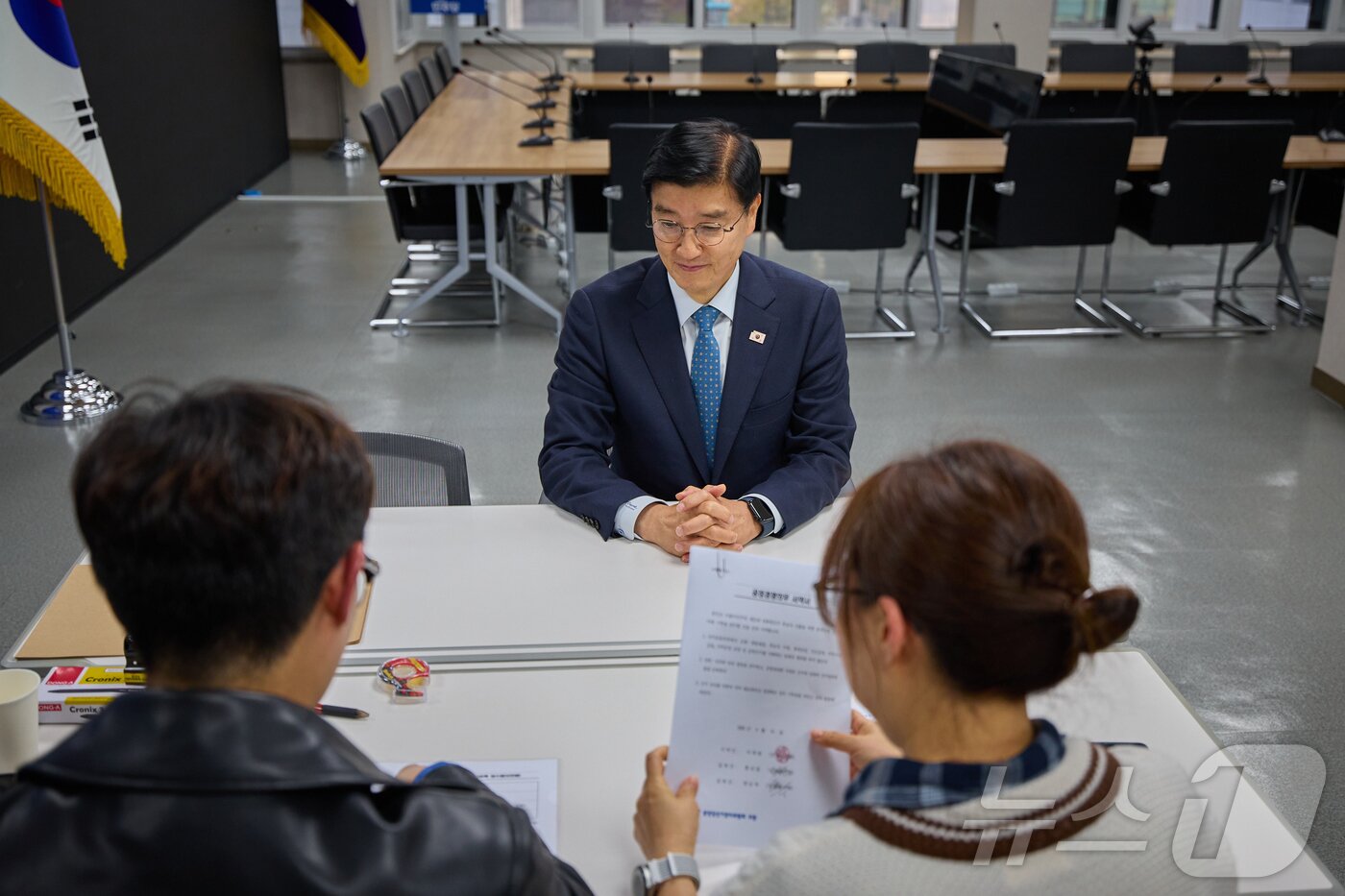 본문 이미지 - 대선 출마를 선언한 더불어민주당 이재명 전 대표의 비서실장인 이해식 의원이 15일 서울 여의도 더불어민주당 중앙당사에서 이 전 대표를 대리해 본경선 후보자 접수를 하고 있다. &#40;이재명 캠프 제공. 재판매 및 DB 금지&#41; 2025.4.15/뉴스1 ⓒ News1 김민지 기자