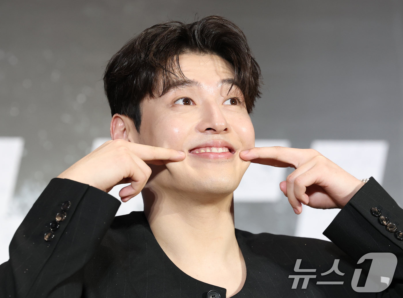 (서울=뉴스1) 권현진 기자 = 배우 강하늘이 15일 서울 강남구 메가박스 코엑스에서 열린 영화 '야당'(감독 황병국) 쇼케이스에 참석해 '찹쌀떡 피스' 포즈를 취하고 있다.‘야당 …