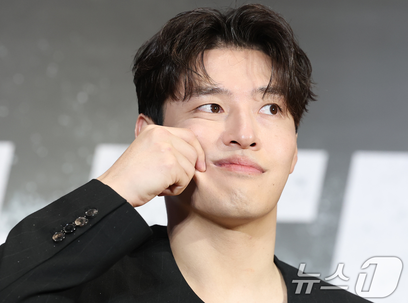 (서울=뉴스1) 권현진 기자 = 배우 강하늘이 15일 서울 강남구 메가박스 코엑스에서 열린 영화 '야당'(감독 황병국) 쇼케이스에 참석해 '찹쌀떡 피스' 포즈를 취하고 있다.‘야당 …