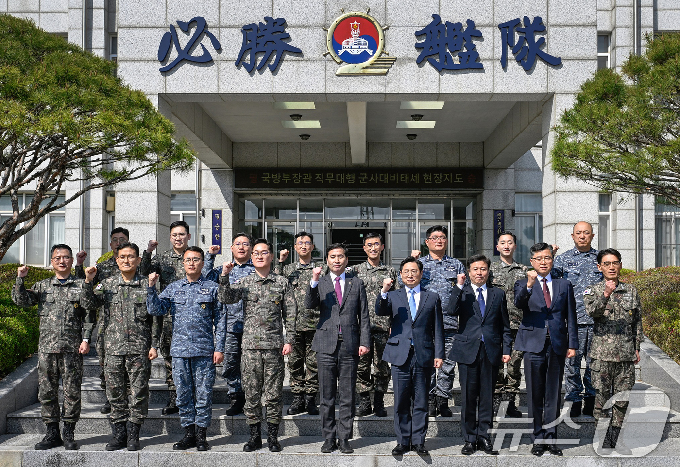 (서울=뉴스1) 김진환 기자 = 김선호 국방부장관 직무대행이 15일 경기 평택 소재 해군 제2함대사령부를 방문해 허성재 해군 2함대 사령관(왼쪽 네 번째)을 비롯한 관계자들과 기념 …