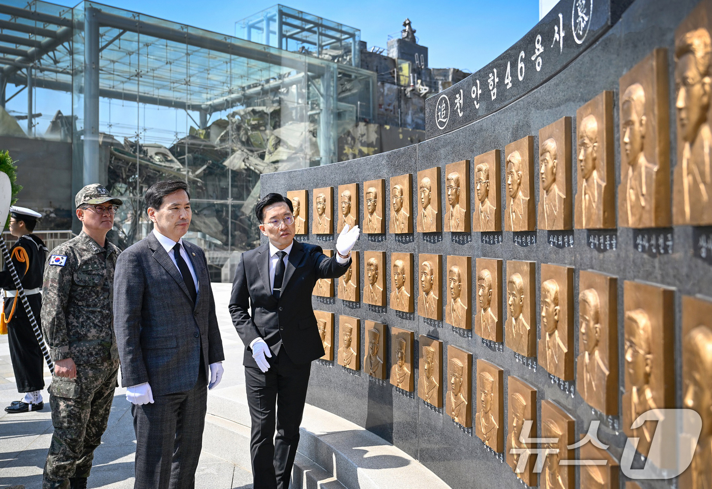 (서울=뉴스1) 김진환 기자 = 김선호 국방부장관 직무대행이 15일 경기 평택 소재 해군 제2함대사령부를 방문해 천안함 46용사 추모비에서 참배 후 김록현 서해수호관장과 함께 추모 …