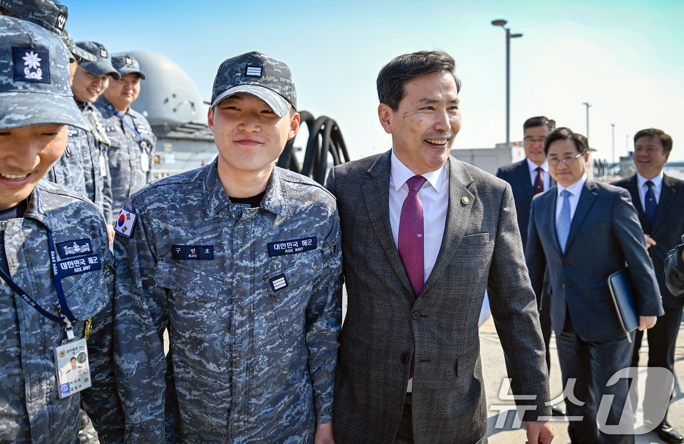 (서울=뉴스1) 김진환 기자 = 김선호 국방부장관 직무대행이 15일 경기 평택 소재 해군 제2함대사령부를 방문해 윤영하함 소속 장병들을 격려하고 있다. (국방부 제공) 2025.4 …