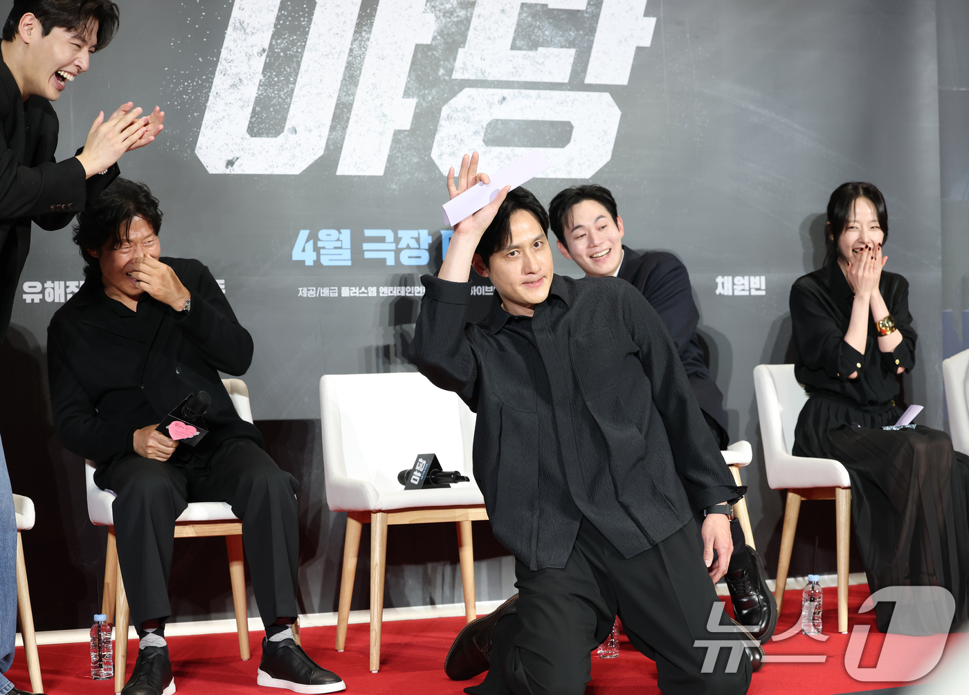 (서울=뉴스1) 권현진 기자 = 배우 박해준(가운데)이 15일 서울 강남구 메가박스 코엑스에서 열린 영화 '야당'(감독 황병국) 쇼케이스에 참석해 아이돌 엔딩 포즈를 취하고 있다. …