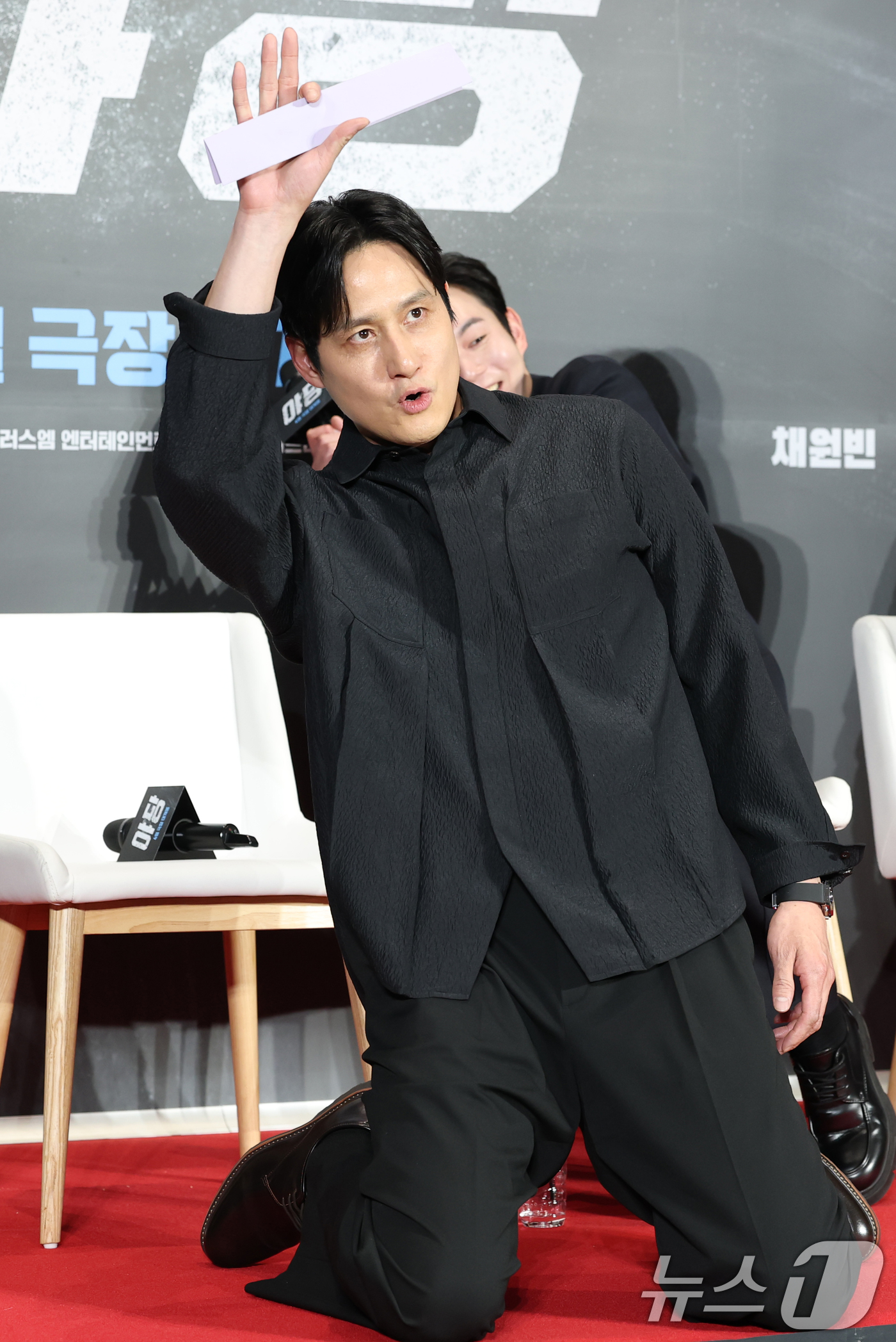 (서울=뉴스1) 권현진 기자 = 배우 박해준이 15일 서울 강남구 메가박스 코엑스에서 열린 영화 '야당'(감독 황병국) 쇼케이스에 참석해 아이돌 엔딩 포즈를 취하고 있다.‘야당’은 …