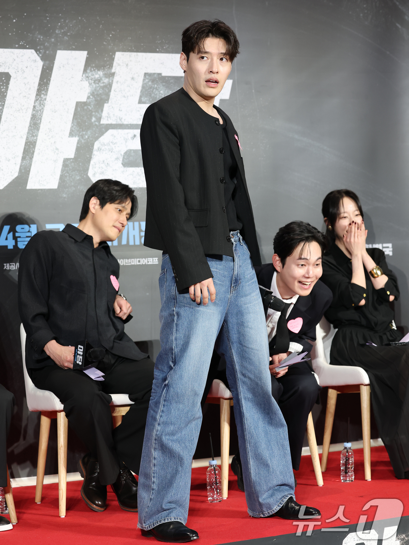 (서울=뉴스1) 권현진 기자 = 배우 강하늘이 15일 서울 강남구 메가박스 코엑스에서 열린 영화 '야당'(감독 황병국) 쇼케이스에 참석해 아이돌 엔딩 포즈를 취하고 있다.‘야당’은 …