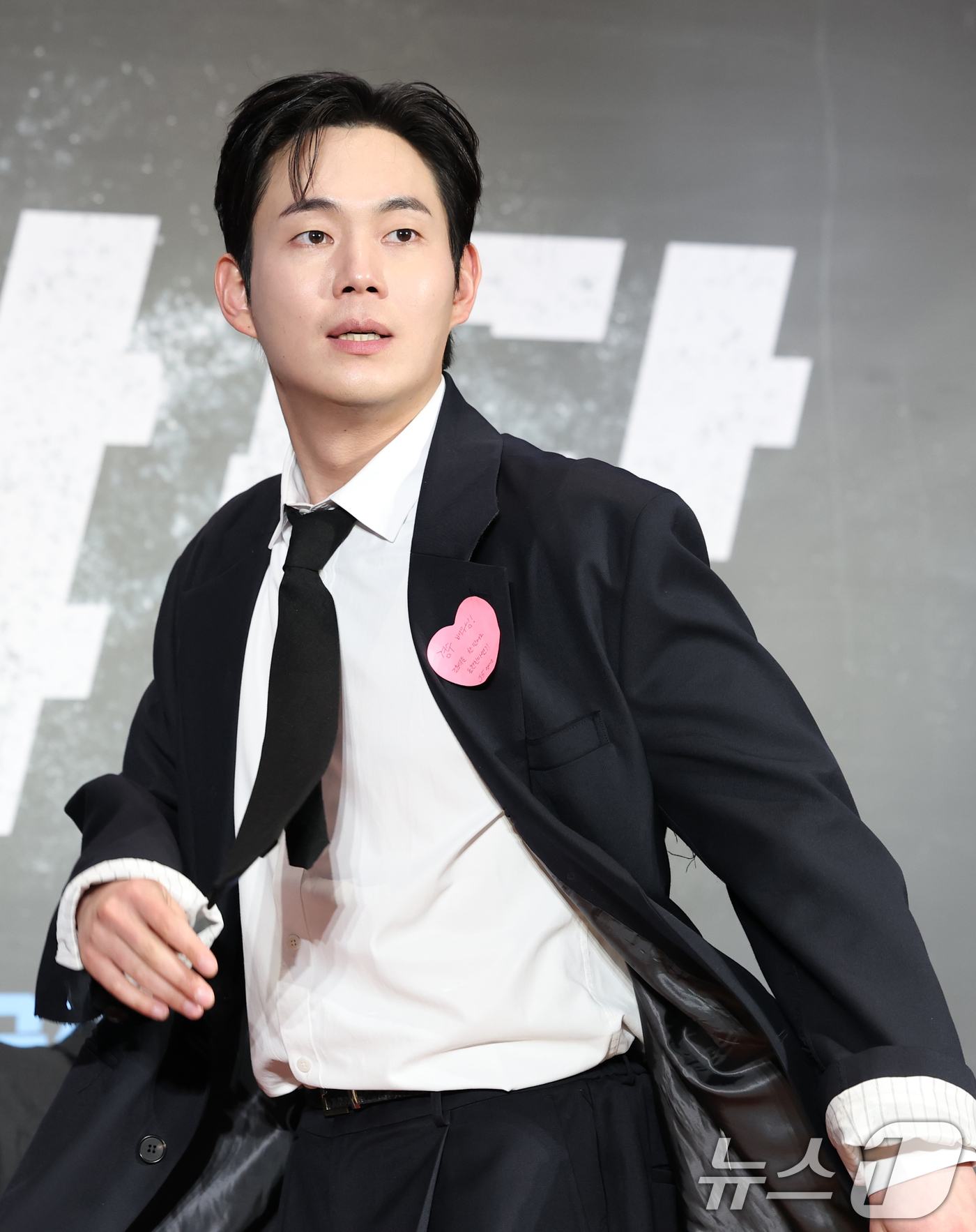 (서울=뉴스1) 권현진 기자 = 배우 류경수가 15일 서울 강남구 메가박스 코엑스에서 열린 영화 '야당'(감독 황병국) 쇼케이스에 참석해 아이돌 엔딩 포즈를 취하고 있다.‘야당’은 …