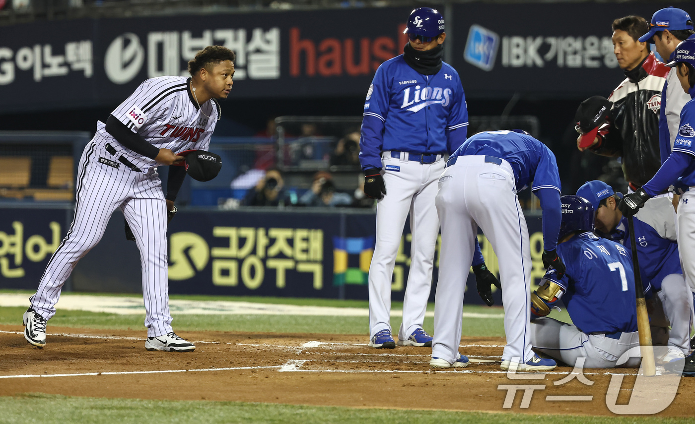 (서울=뉴스1) 김도우 기자 = 15일 서울 송파구 잠실야구장에서 열린 프로야구 '2025 신한 SOL 뱅크 KBO리그' 삼성 라이온즈와 LG 트윈스의 경기, 6회초 2사 주자없는 …