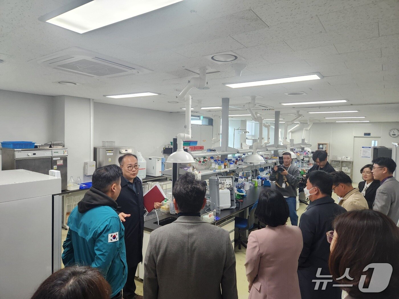 본문 이미지 - 충남도의회 보건복지환경위원회 위원들이 15일 충남보건환경연구원 현장을 점검하고 있다.