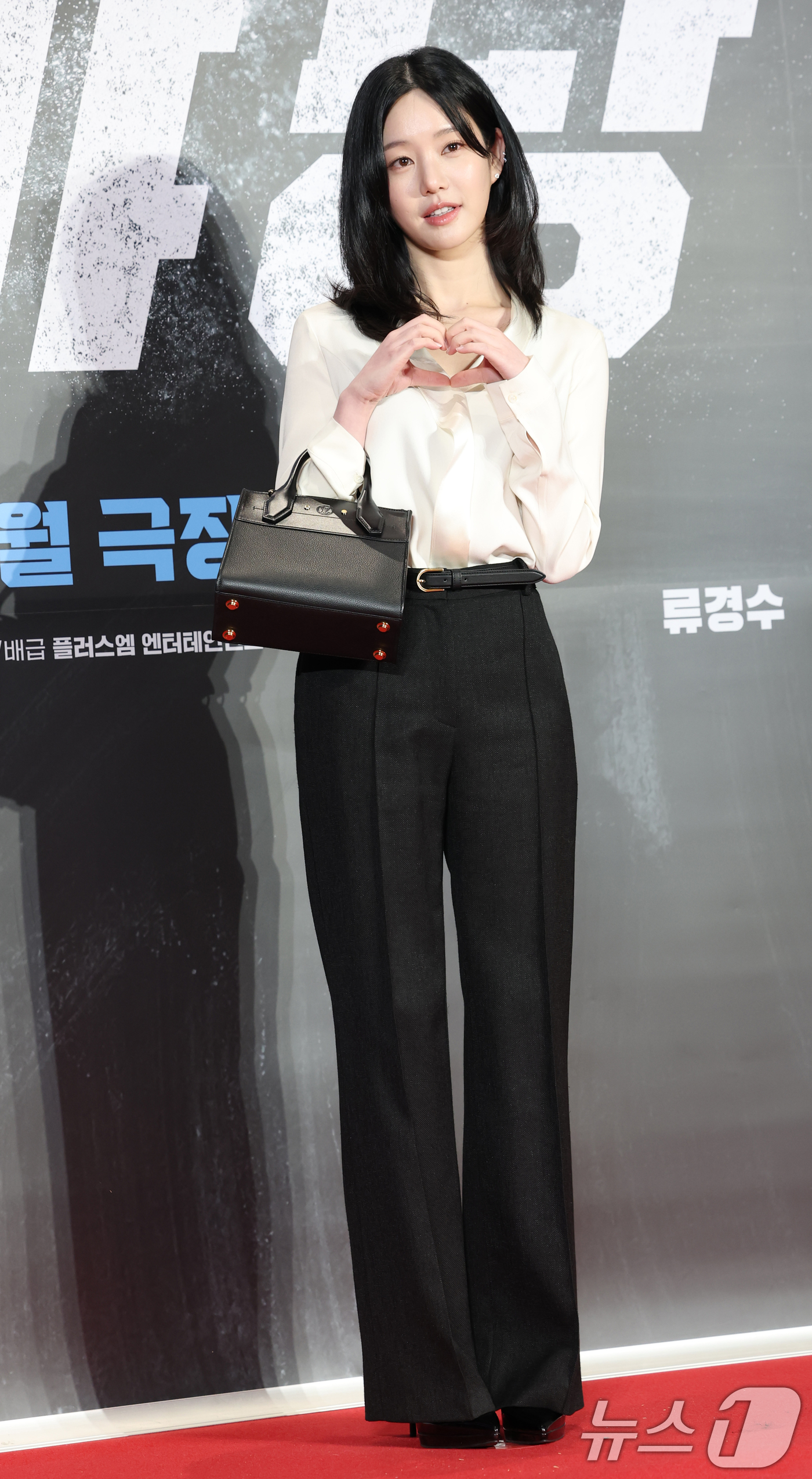 (서울=뉴스1) 권현진 기자 = 배우 이유비가 15일 서울 강남구 메가박스 코엑스에서 열린 영화 '야당'(감독 황병국) VIP 시사회에 참석해 포즈를 취하고 있다. 2025.4.1 …