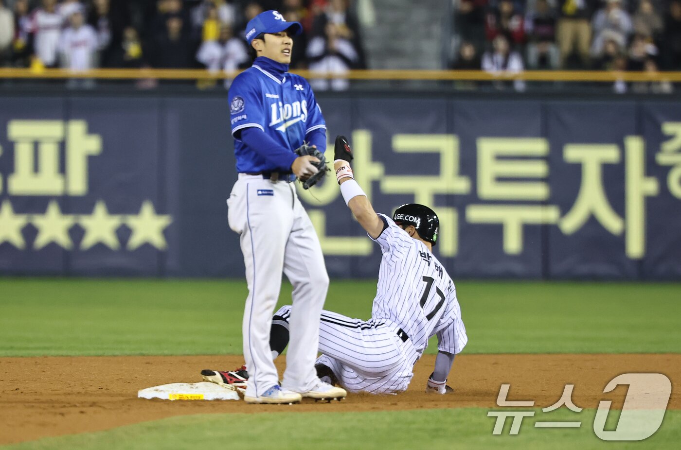본문 이미지 - 15일 서울 송파구 잠실야구장에서 열린 프로야구 &#39;2025 신한 SOL 뱅크 KBO리그&#39; 삼성 라이온즈와 LG 트윈스의 경기, 7회말 무사 1루 상황에서 1루주자 LG 박해민이 2루 도루에 성공하고 있다. 2025.4.15/뉴스1 ⓒ News1 김도우 기자