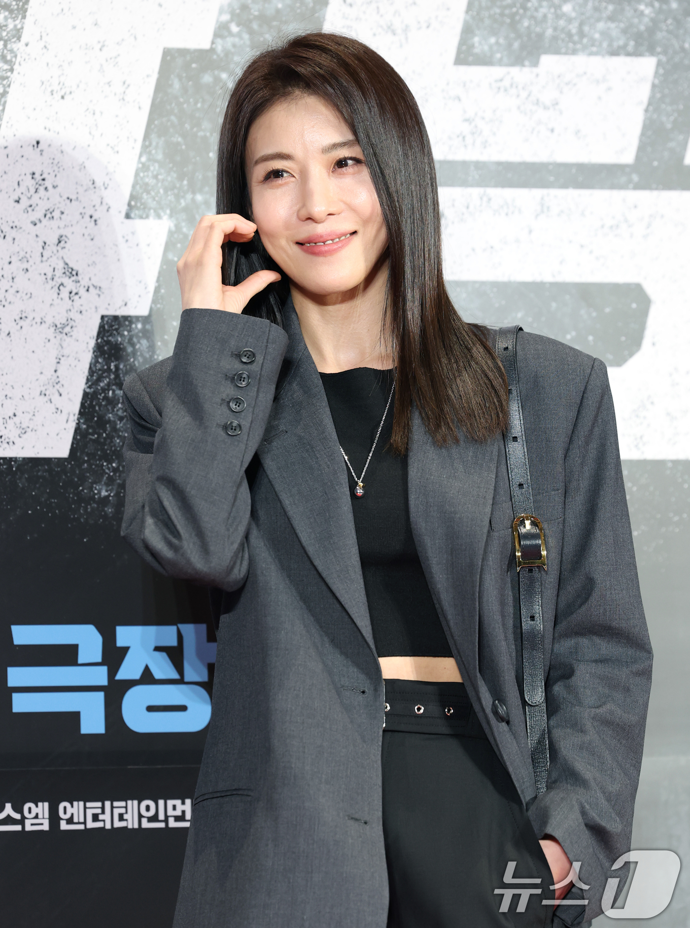 (서울=뉴스1) 권현진 기자 = 배우 하지원이 15일 서울 강남구 메가박스 코엑스에서 열린 영화 '야당'(감독 황병국) VIP 시사회에 참석해 포즈를 취하고 있다.  2025.4. …