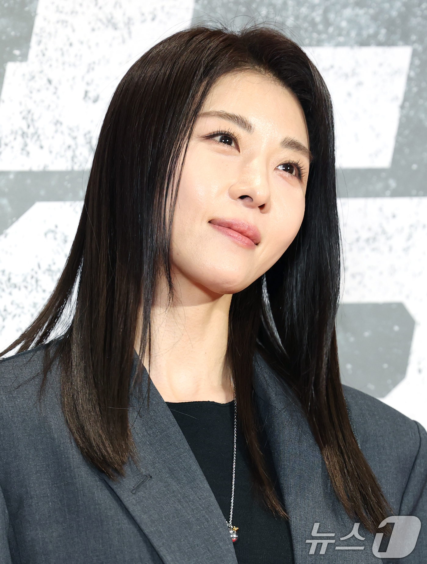 (서울=뉴스1) 권현진 기자 = 배우 하징원이 15일 서울 강남구 메가박스 코엑스에서 열린 영화 '야당'(감독 황병국) VIP 시사회에 참석해 포즈를 취하고 있다.  2025.4. …