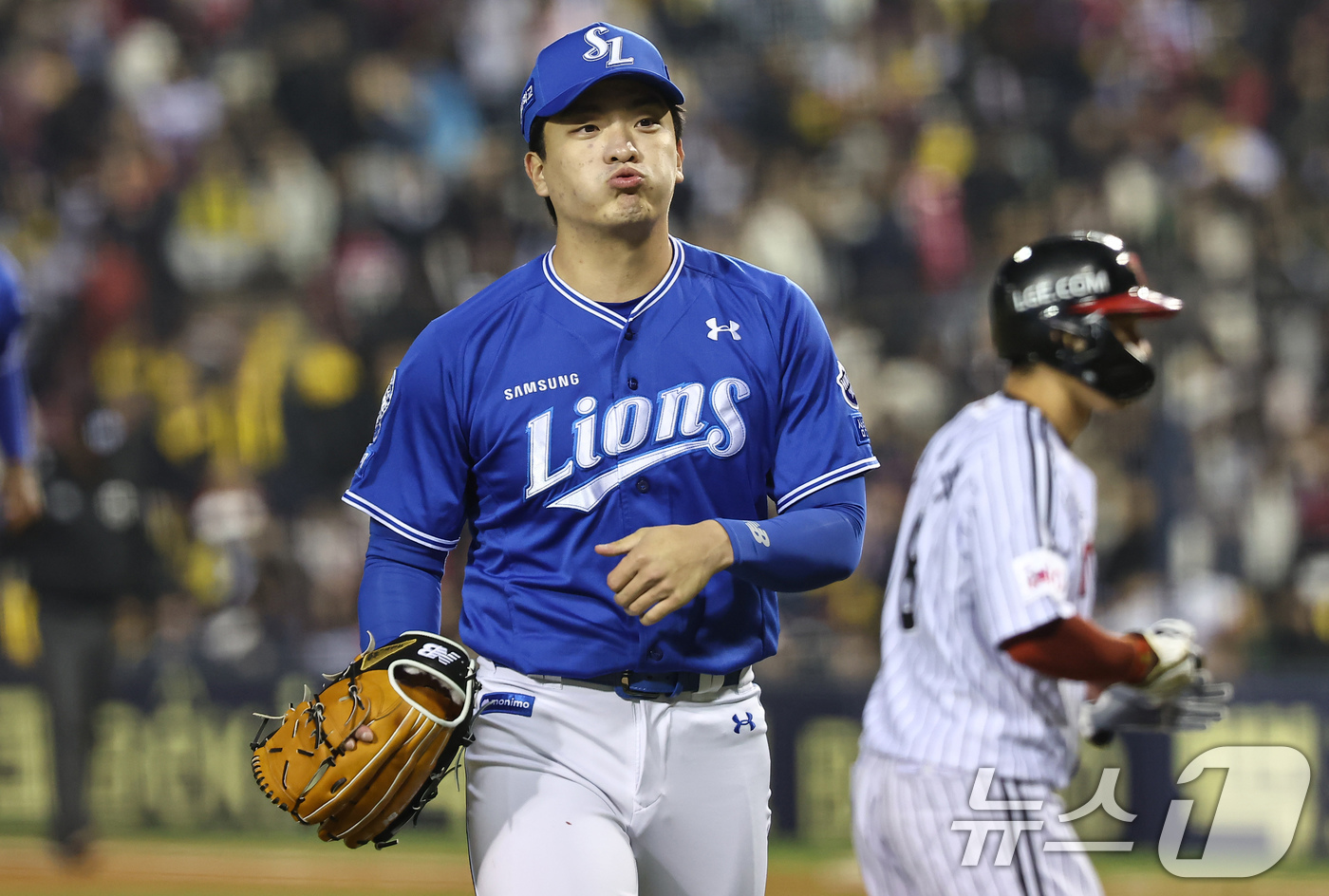 (서울=뉴스1) 김도우 기자 = 15일 서울 송파구 잠실야구장에서 열린 프로야구 '2025 신한 SOL 뱅크 KBO리그' 삼성 라이온즈와 LG 트윈스의 경기, 8회말 2사 만루 상 …