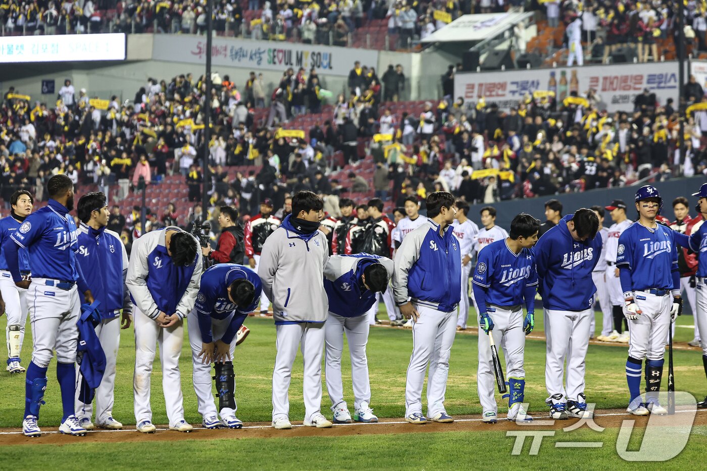 본문 이미지 - 고개 숙인 삼성 라이온즈 선수들. 2025.4.15/뉴스1 ⓒ News1 김도우 기자