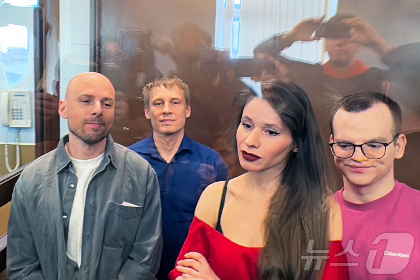 (모스크바 AFP=뉴스1) 정지윤 기자 = 러시아 모스크바 법원은 '극단주의 단체'에 관여한 혐의로 (왼쪽부터) 세르게이 카렐린 콘스탄틴, 가보프,안토니나, 파보르스카야, 아르템 …