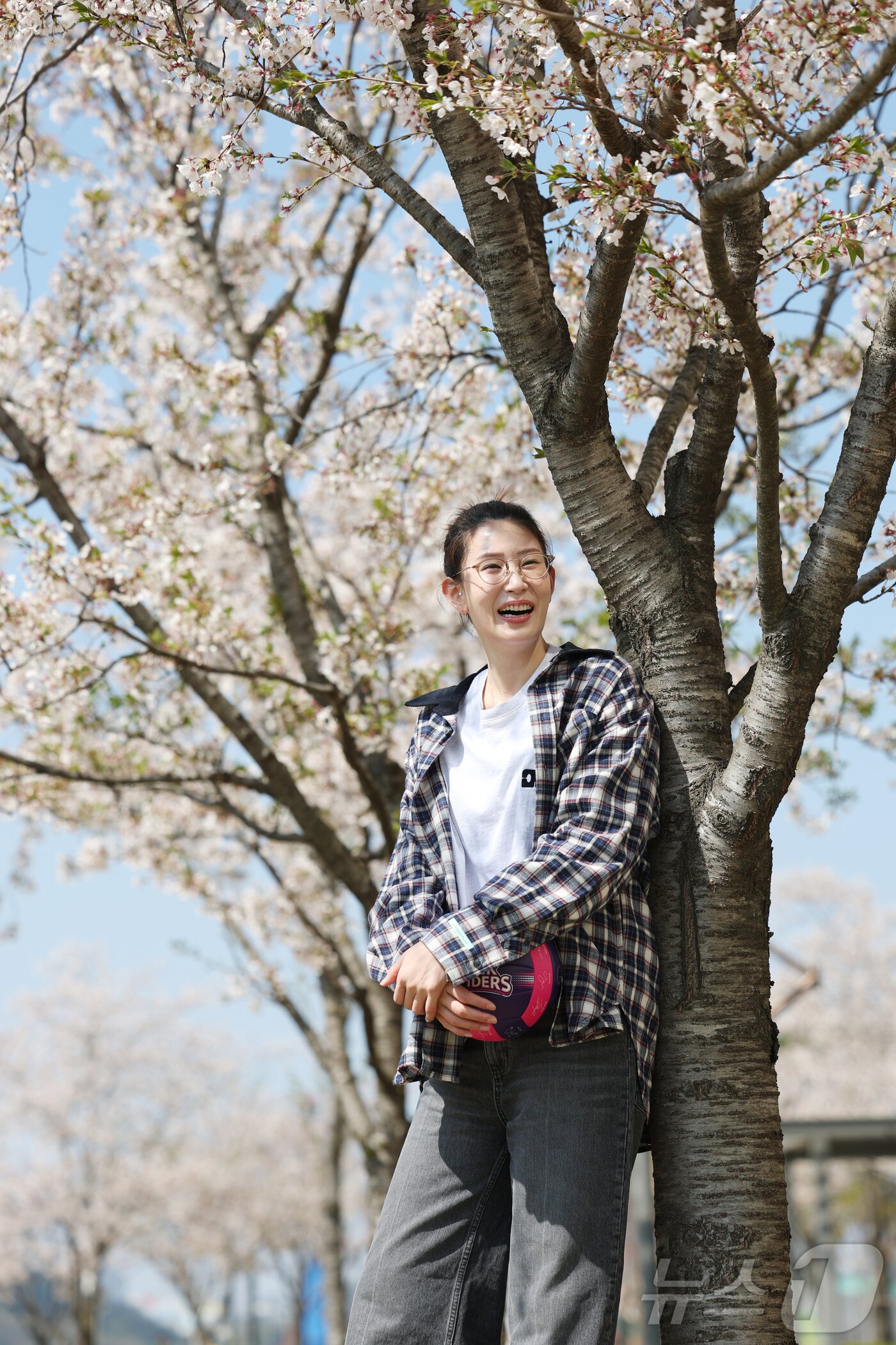본문 이미지 - 흥국생명 김수지가 15일 경기 화성시의 한 카페에서 열린 뉴스1과의 인터뷰에 앞서 포즈를 취하고 있다. 2025.4.15/뉴스1 ⓒ News1 김영운 기자