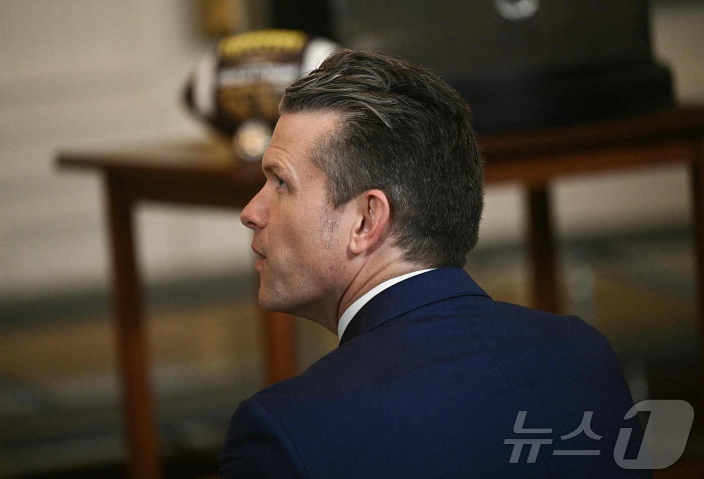 (워싱턴 AFP=뉴스1) 우동명 기자 = 피트 헤그세스 미국 국방장관이 15일(현지시간) 워싱턴 백악관에서 해군 사관학교 축구팀에게 총사령관 트로피 수여식에 참석을 하고 있다. 2 …