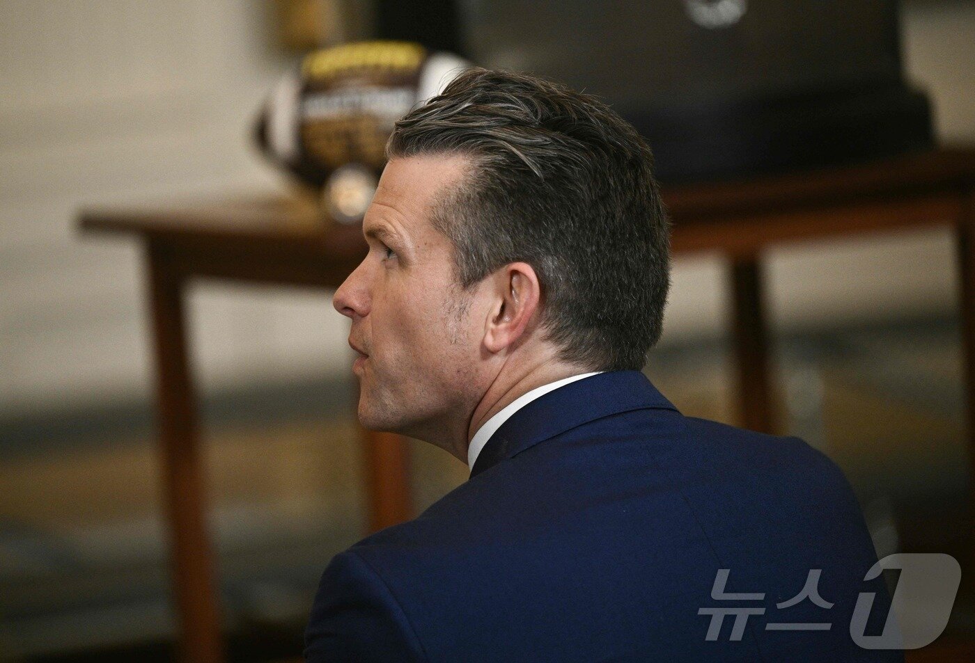 본문 이미지 - 피트 헤그세스 미국 국방장관이 15일&#40;현지시간&#41; 워싱턴 백악관에서 해군 사관학교 축구팀에게 총사령관 트로피 수여식에 참석을 하고 있다. 2025.04.16 ⓒ AFP=뉴스1 ⓒ News1 우동명 기자