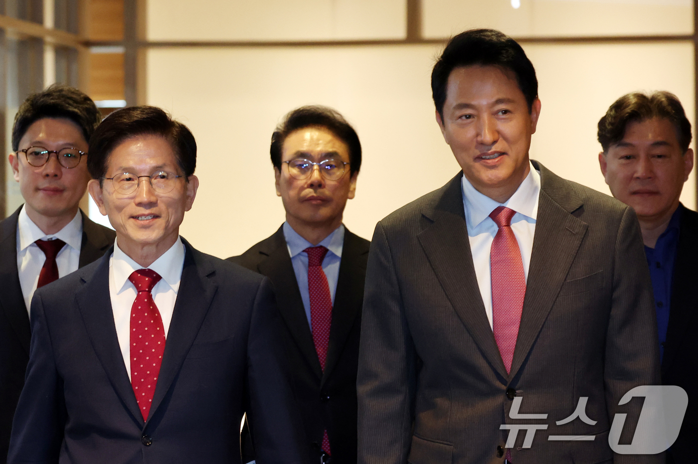 (서울=뉴스1) 김명섭 기자 = 제21대 대통령선거에 출마하는 김문수 전 고용노동부 장관이 16일 오전 서울시청에서 오세훈 시장과 조찬 회동을 마치고 이동하고 있다.  2025.4 …