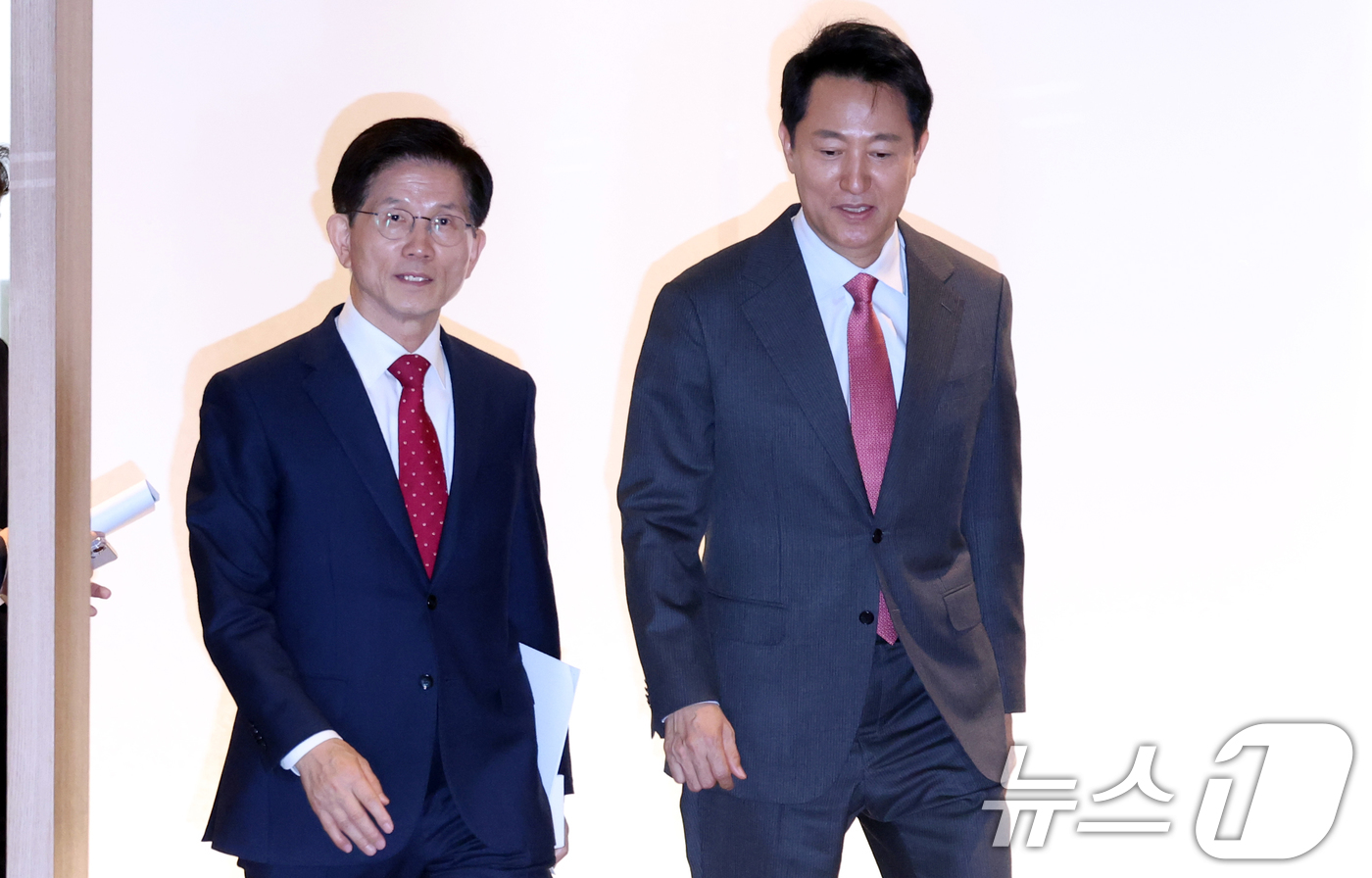 (서울=뉴스1) 김명섭 기자 = 제21대 대통령선거에 출마하는 김문수 전 고용노동부 장관이 16일 오전 서울시청에서 오세훈 시장과 조찬 회동을 마치고 이동하고 있다.  2025.4 …