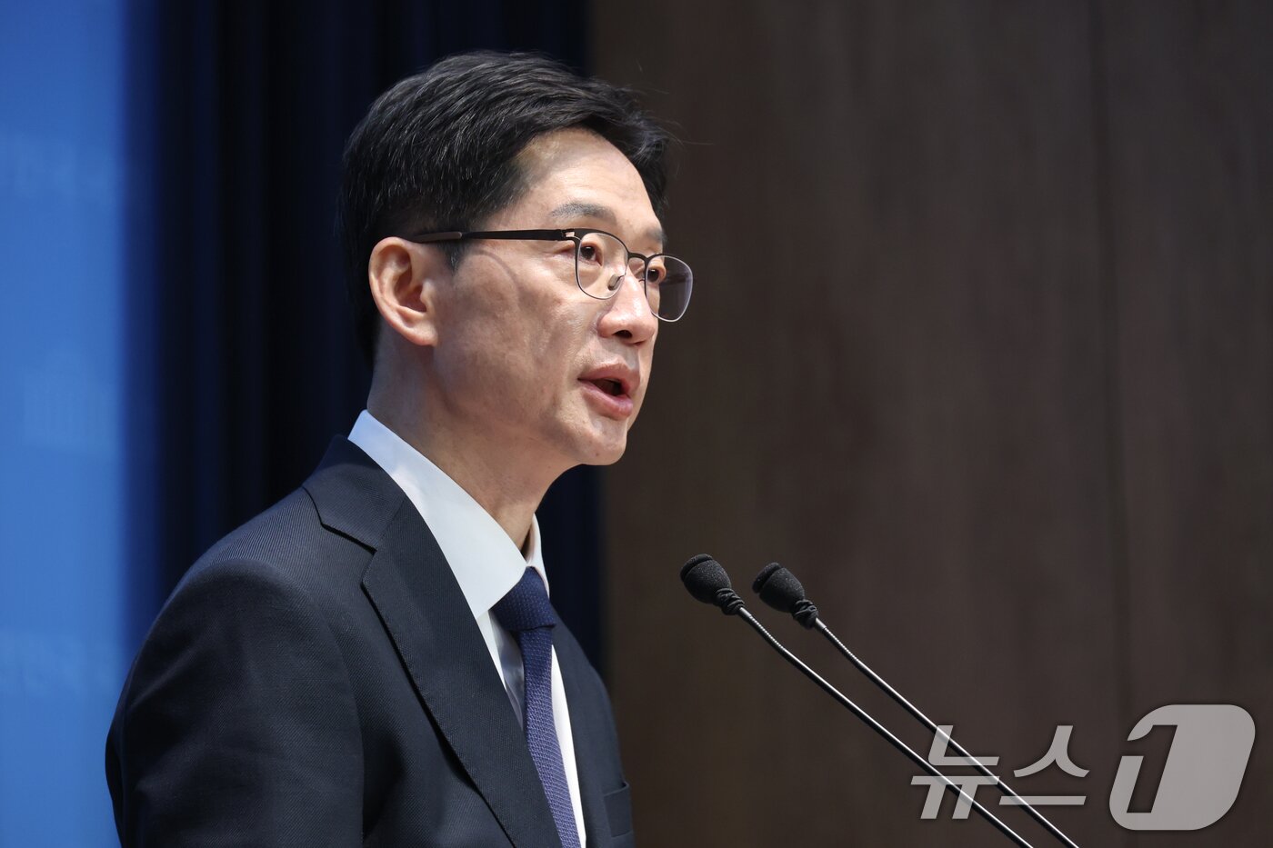 본문 이미지 - 더불어민주당 대선 주자인 김경수 전 경남지사가 16일 오전 서울 여의도 국회 소통관에서 경제분야 공약 발표를 하고 있다. 2025.4.16/뉴스1 ⓒ News1 이광호 기자
