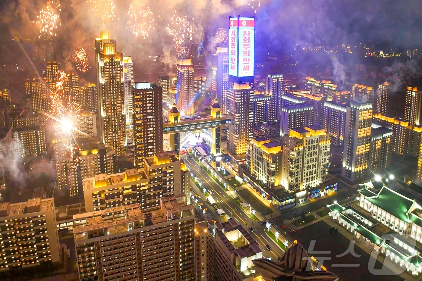(평양 노동신문=뉴스1) = 북한 노동당 기관지 노동신문은 16일 "화성지구 1만세대 살림집 준공식이 지난 15일 성대히 진행됐다"라고 보도했다. 김정은 총비서는 딸 주애와 함께 …