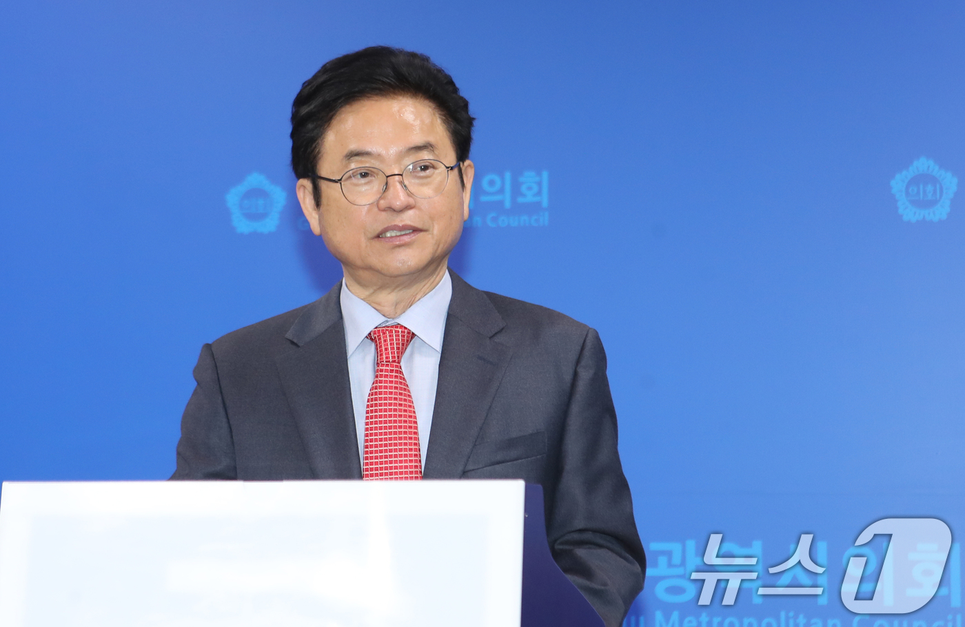 (광주=뉴스1) 박준배 기자 = 국민의힘 21대 대통령 경선에 출마한 이철우 경북도지사가 16일 광주를 찾아 광주시의회 브리핑룸에서 기자회견을 하고 있다. 2025.4.16/뉴스1 …