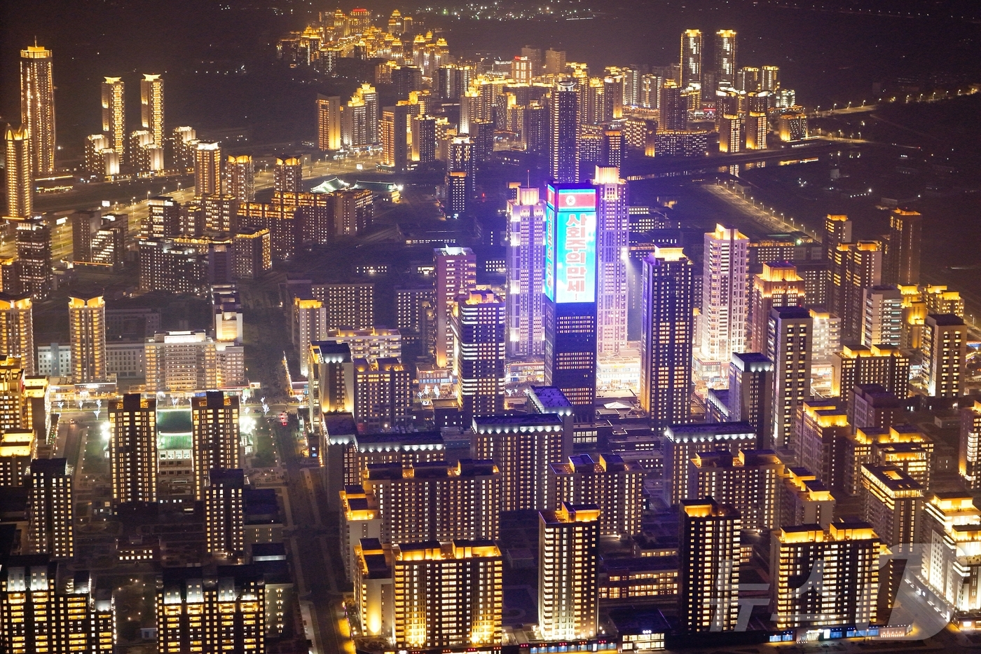 (평양 노동신문=뉴스1) = 북한 노동당 기관지 노동신문은 16일 "화성지구 1만세대 살림집 준공식이 지난 15일 성대히 진행됐다"라고 보도했다. 김정은 총비서는 딸 주애와 함께 …
