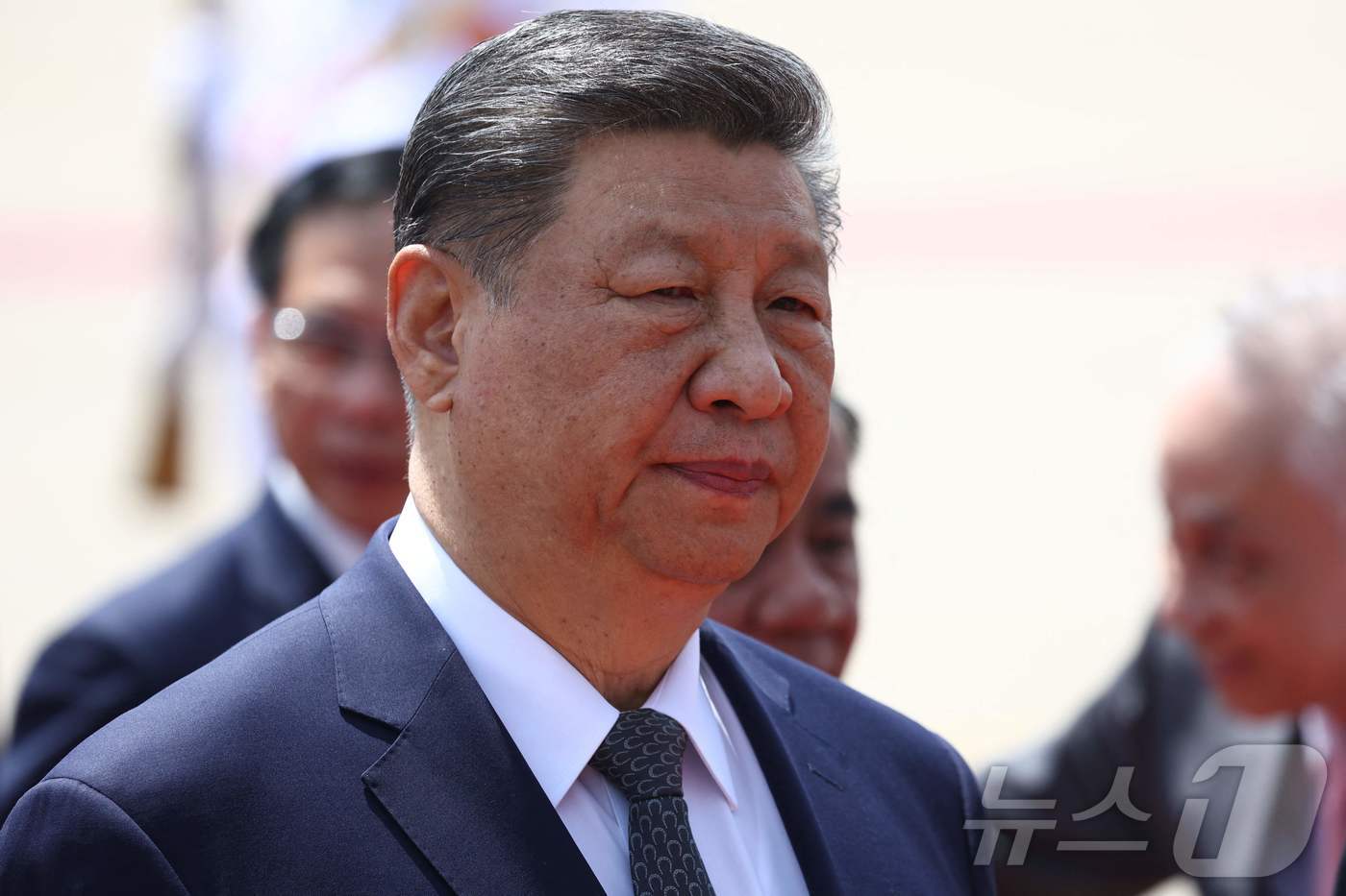 (하노이 AFP=뉴스1) 우동명 기자 = 시진핑 중국 국가주석이 15일(현지시간) 동남아 순방 중 베트남 하노이를 방문해 호찌민 묘소에 참배를 하고 있다. 2025.04.16ⓒ A …