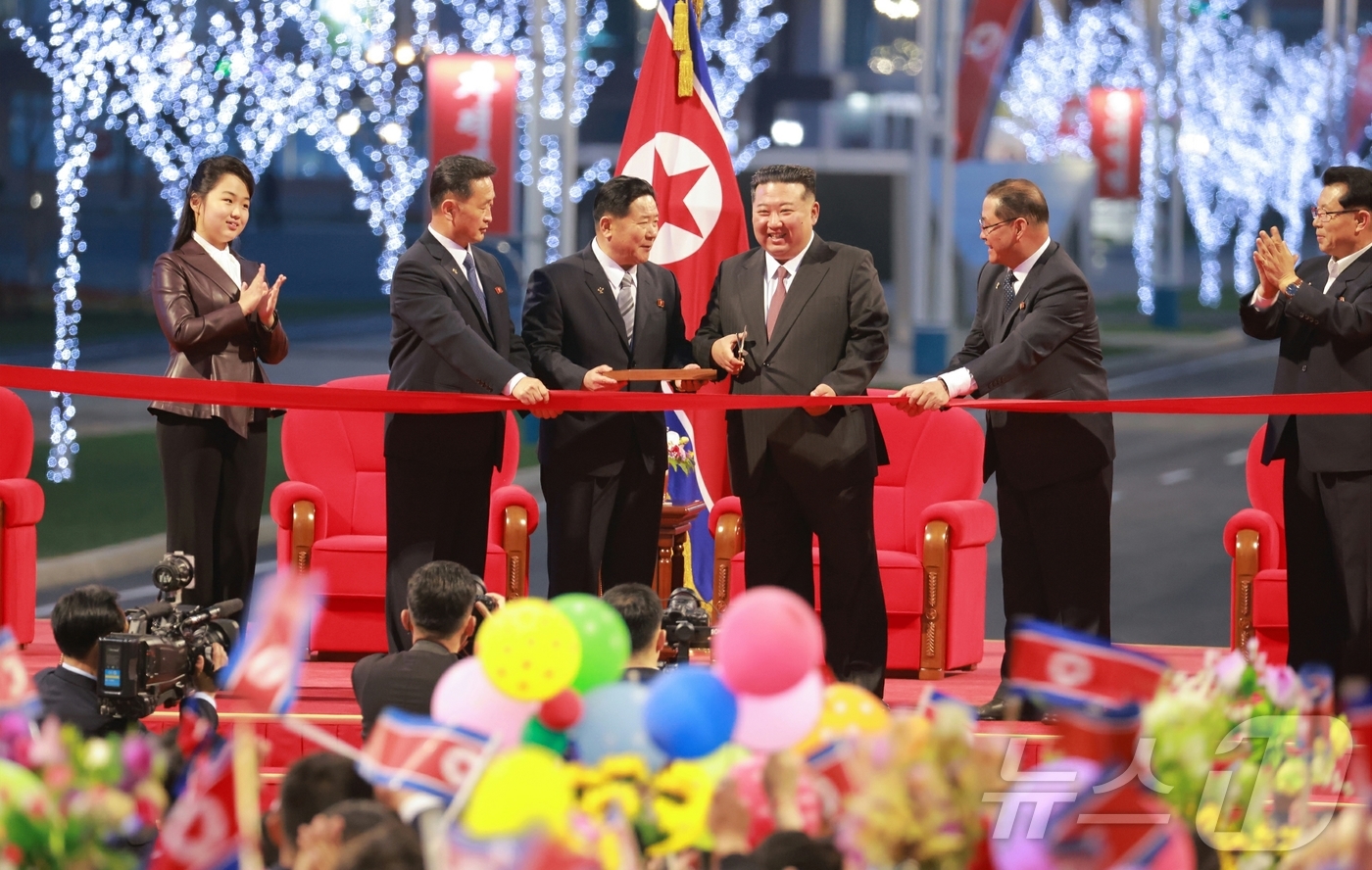 (평양 노동신문=뉴스1) = 북한 노동당 기관지 노동신문은 16일 "화성지구 1만세대 살림집 준공식이 지난 15일 성대히 진행됐다"라고 보도했다. 김정은 총비서는 딸 주애와 함께 …