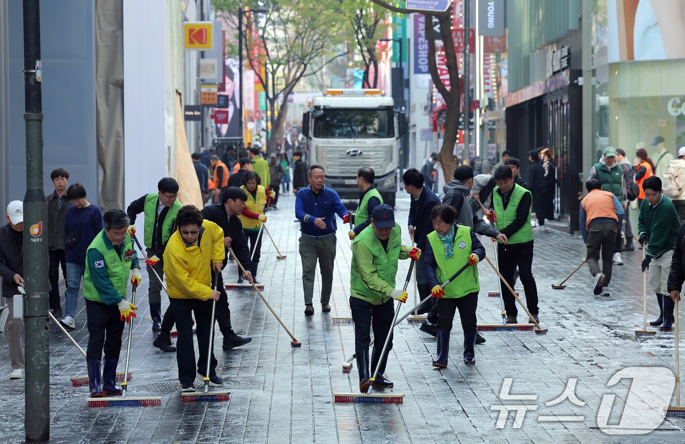 본문 이미지 - 명동주민센터와 롯데백화점, 명동관광특구 상인회, 자원봉사자, 명동 복지회 관계자 등이 16일 오전 서울 중구 명동관광특구 일대에서 2025년 봄맞이 명동 거리 대청소를 하고 있다.  2025.4.16/뉴스1 ⓒ News1 박정호 기자