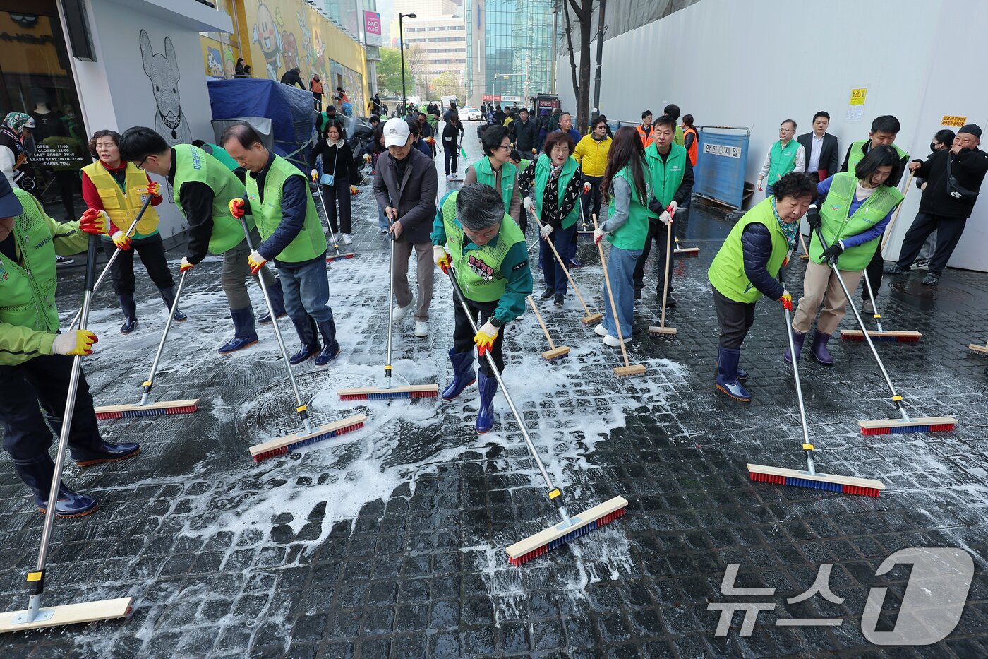 본문 이미지 - 명동주민센터와 롯데백화점, 명동관광특구 상인회, 자원봉사자, 명동 복지회 관계자 등이 16일 오전 서울 중구 명동관광특구 일대에서 2025년 봄맞이 명동 거리 대청소를 하고 있다. 2025.4.16/뉴스1 ⓒ News1 박정호 기자