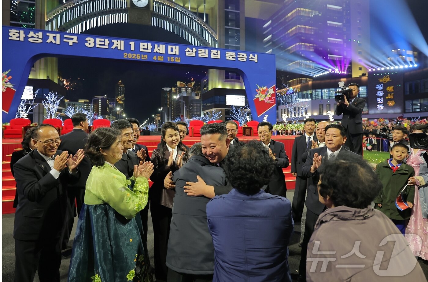 본문 이미지 - &#40;평양 노동신문=뉴스1&#41; = 김정은 북한 노동당 총비서와 딸 주애가 지난 15일 화성지구 1만 세대 살림집 준공식에 참석한 모습. [국내에서만 사용가능. 재배포 금지. DB 금지. For Use Only in the Republic of Korea. Redistribution Prohibited] rodongphoto@news1.kr