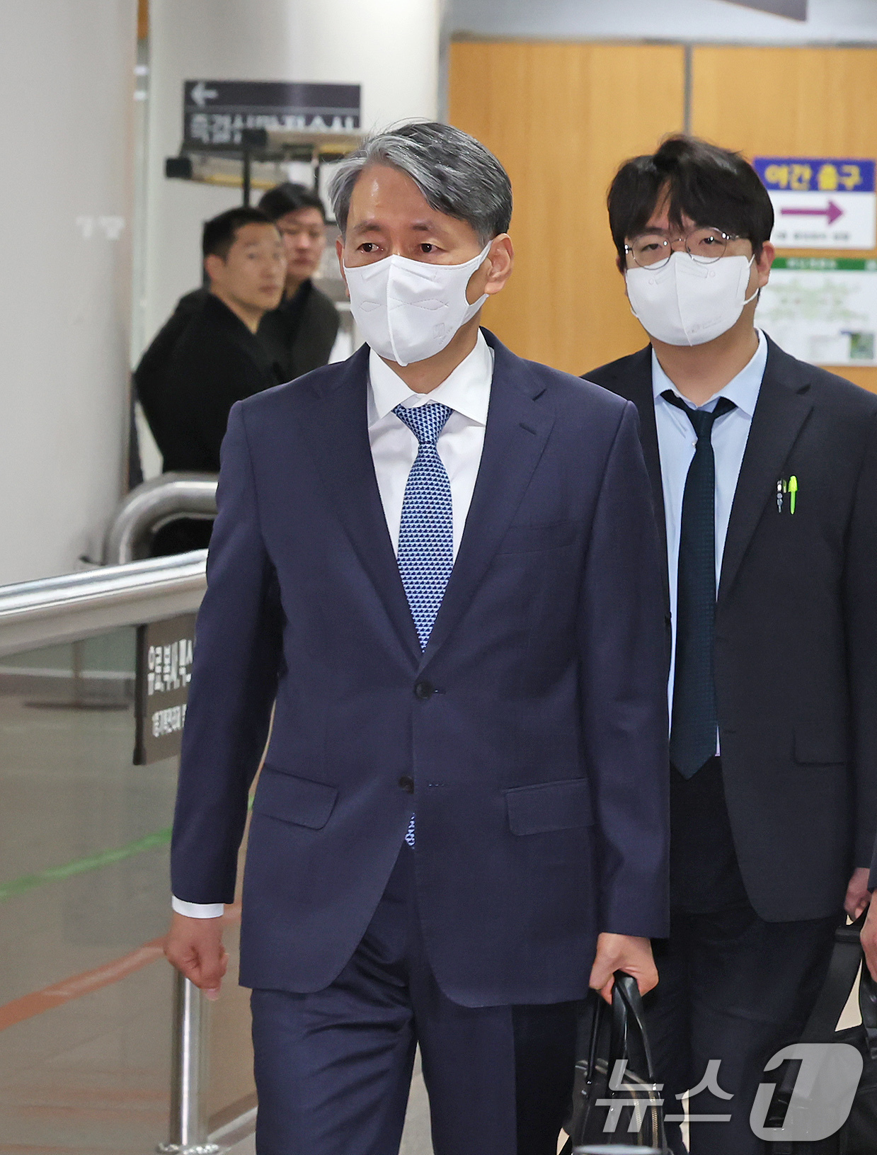 (서울=뉴스1) 장수영 기자 = '12·3 비상계엄' 사태 관련 내란중요임무종사 등 혐의로 기소된 조지호 전 경찰청장이 16일 오전 서울 서초구 서울중앙지방법원에서 열린 공판에 출 …