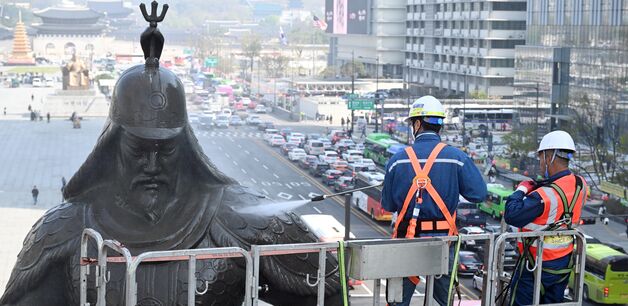 [뉴스1 PICK]겨우내 묵은때 벗는 이순신 장군 '봄맞이 세척'