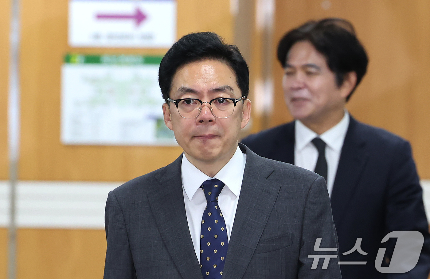 (서울=뉴스1) 장수영 기자 = '12·3 비상계엄' 사태 관련 내란중요임무종사 등 혐의로 기소된 윤승영 전 경찰청 국가수사본부 수사기획조정관이 16일 오전 서울 서초구 서울중앙지 …