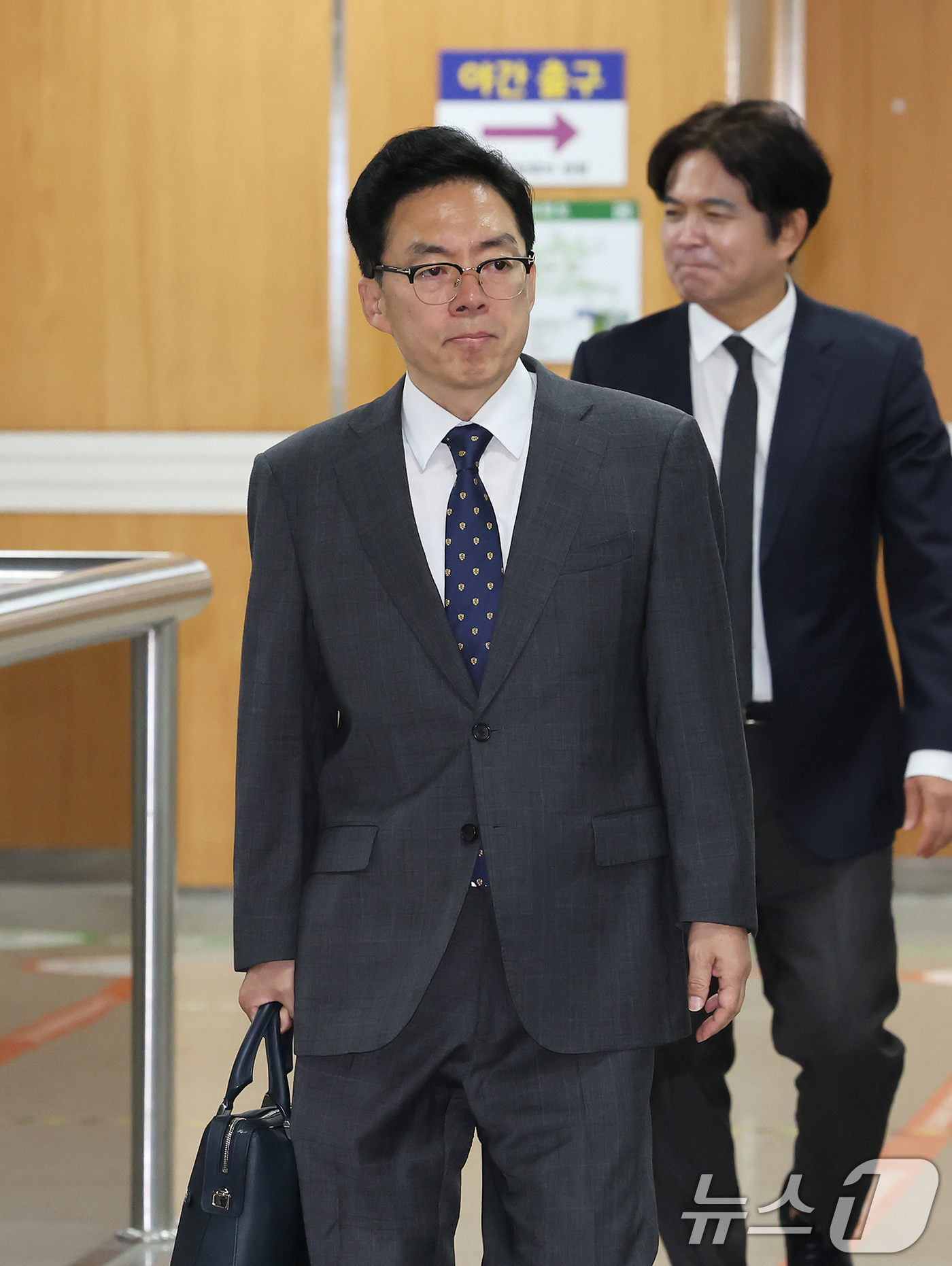 (서울=뉴스1) 장수영 기자 = '12·3 비상계엄' 사태 관련 내란중요임무종사 등 혐의로 기소된 윤승영 전 경찰청 국가수사본부 수사기획조정관이 16일 오전 서울 서초구 서울중앙지 …