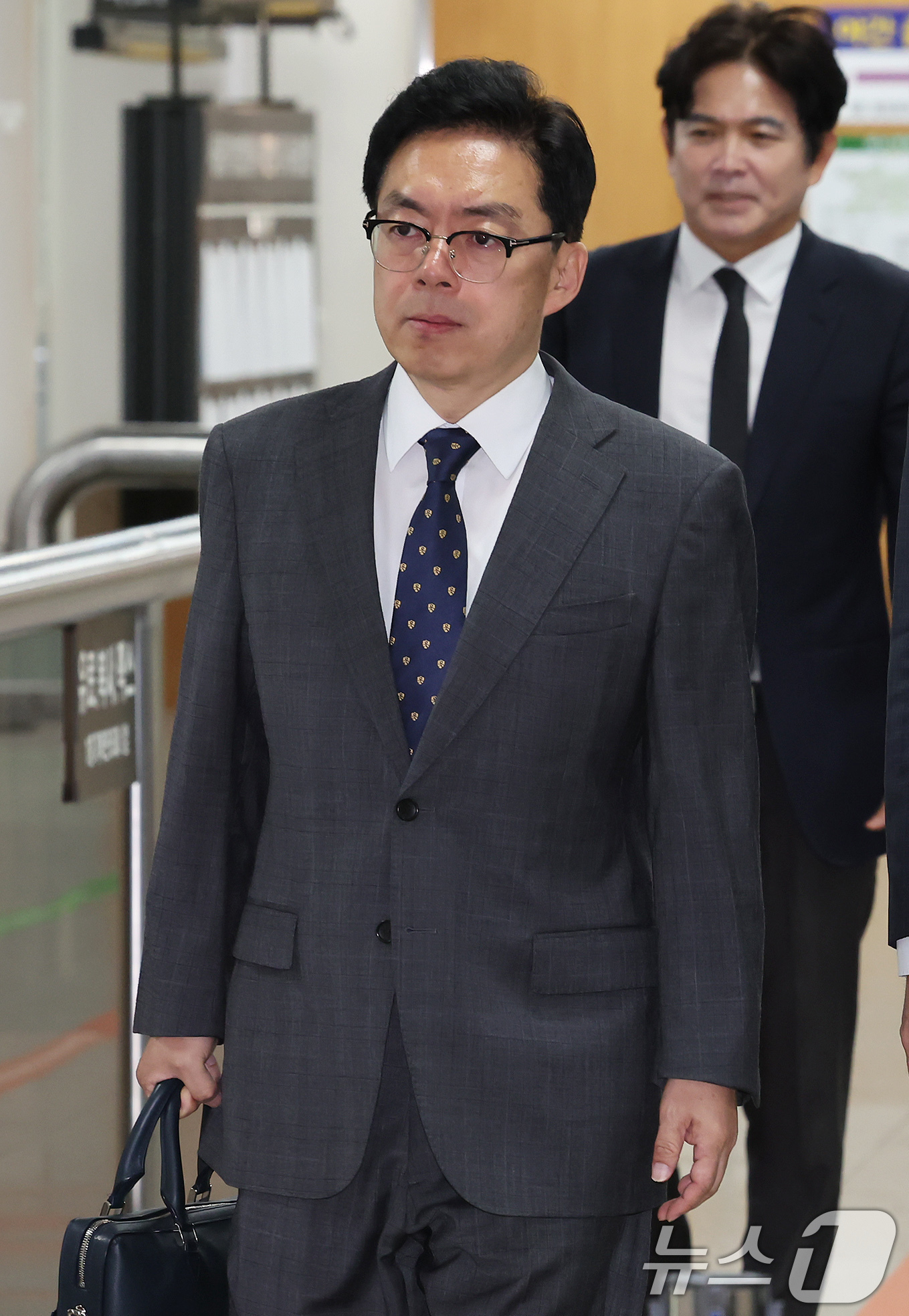 (서울=뉴스1) 장수영 기자 = '12·3 비상계엄' 사태 관련 내란중요임무종사 등 혐의로 기소된 윤승영 전 경찰청 국가수사본부 수사기획조정관이 16일 오전 서울 서초구 서울중앙지 …