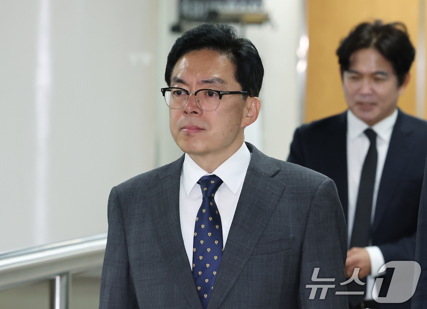(서울=뉴스1) 장수영 기자 = '12·3 비상계엄' 사태 관련 내란중요임무종사 등 혐의로 기소된 윤승영 전 경찰청 국가수사본부 수사기획조정관이 16일 오전 서울 서초구 서울중앙지 …
