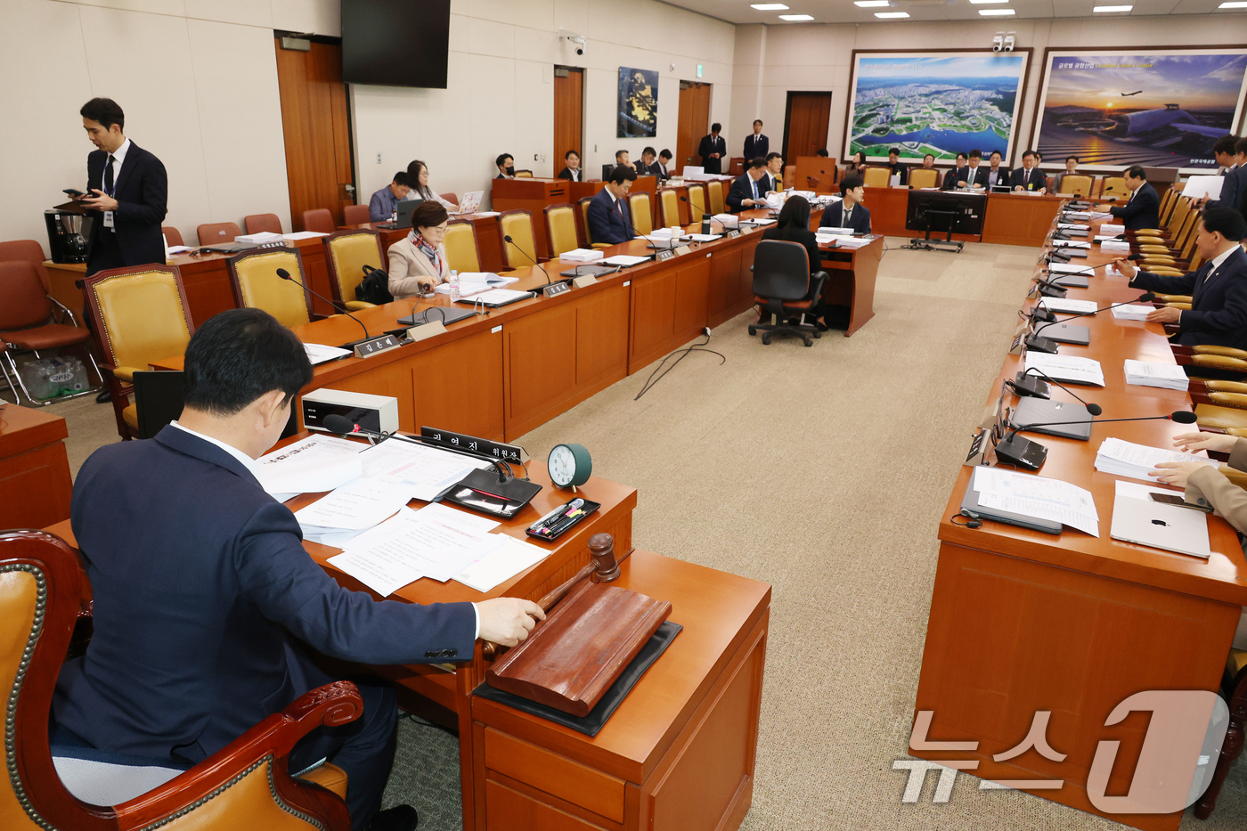 (서울=뉴스1) 이광호 기자 = 16일 오전 서울 여의도 국회에서 열린 국토교통위원회 제1차 국토법안심사소위원회에서 권영진 위원장이 의사봉을 두드리고 있다.  2025.4.16/뉴 …