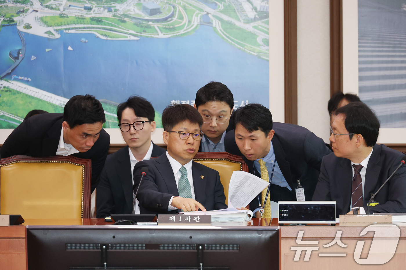 (서울=뉴스1) 이광호 기자 = 진현환 국토교통부 1차관이 16일 오전 서울 여의도 국회에서 열린 국토교통위원회 제1차 국토법안심사소위원회에 출석해 관계자들과 대화하고 있다. 20 …