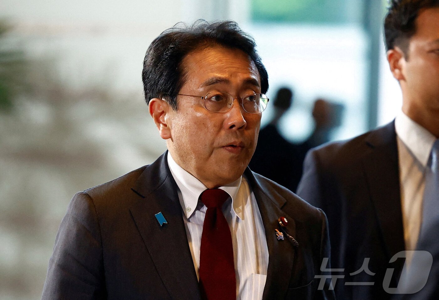 본문 이미지 - 아카자와 료세이 일본 경제재생상이 지난해 10월 1일 도쿄 총리 관저에 입장하고 있다. 2024.10.1 ⓒ 로이터=뉴스1 ⓒ News1 강민경 기자