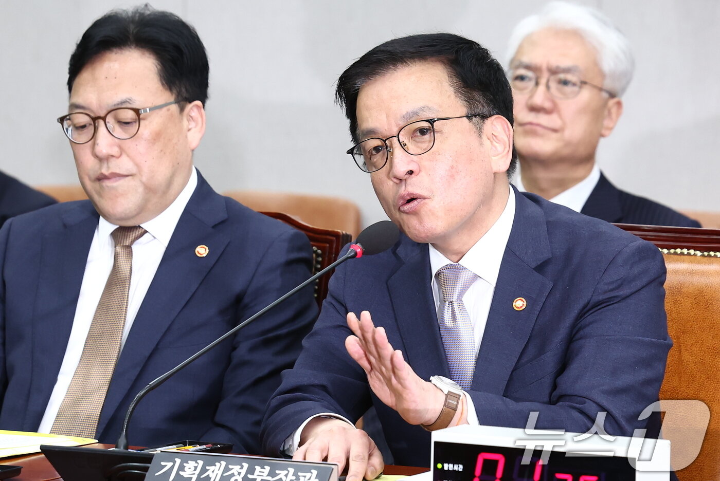 본문 이미지 - 최상목 경제부총리 겸 기획재정부 장관이 16일 오전 서울 여의도 국회에서 열린 &#39;법제사법위원회 최 부총리 탄핵소추사건 조사 청문회&#39;에서 계엄 예비비 확보 관련 윤석열 대통령 쪽지 관련 질의에 답변하고 있다. 2025.4.16/뉴스1 ⓒ News1 김민지 기자